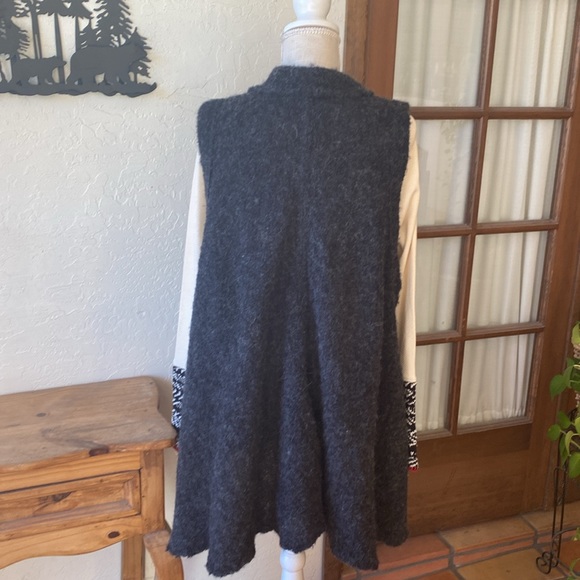 🎉 FREE PEOPLE ALPACA SLEEVELESS CAPE‼️ - Picture 7 of 14
